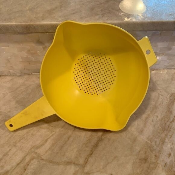 Tupperware Colander 1 quart ~ Vintage Yellow Gold - Picture 1 of 3